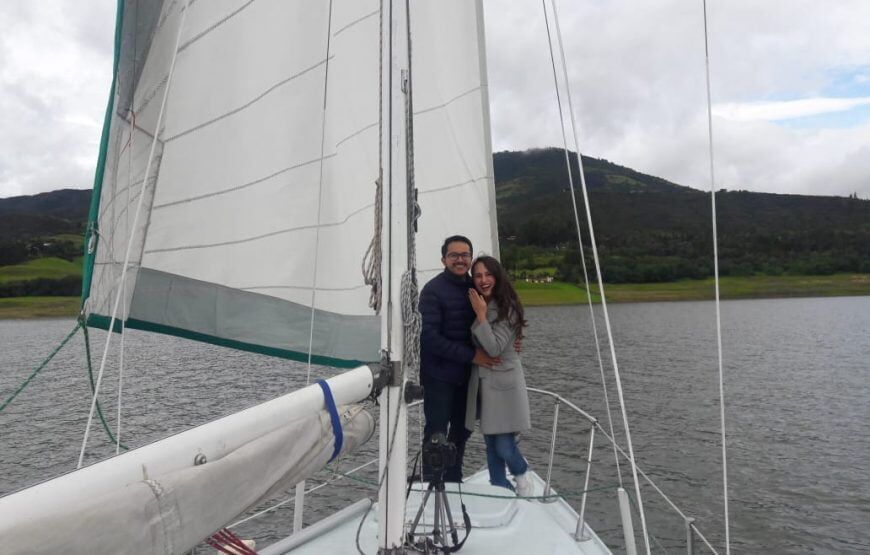 Velero en el Embalse de Tominé