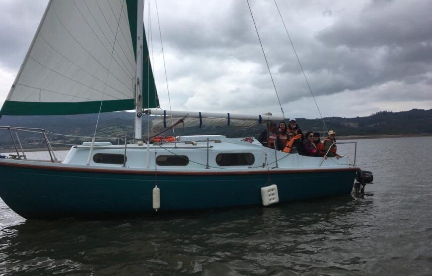 Velero en el Embalse de Tominé